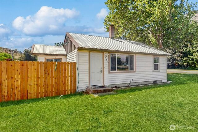 320 S Central Street, Brewster, WA 98812