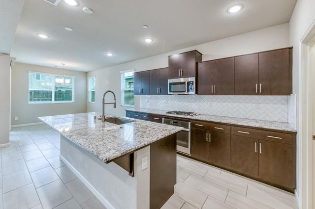 518 Traverse Drive S, Madera, CA 93636