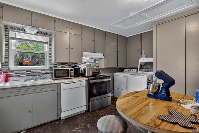 2400 SW 24th ST, Topeka, KS 66611