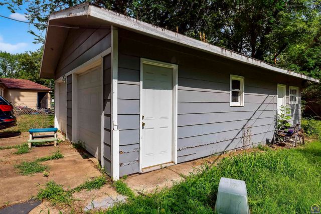 2400 SW 24th ST, Topeka, KS 66611