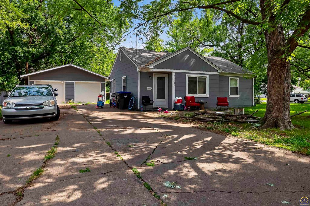 2400 SW 24th ST, Topeka, KS 66611