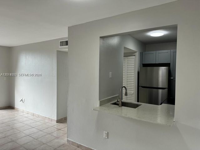 8185 NW 7th St 205, Miami, FL 33126