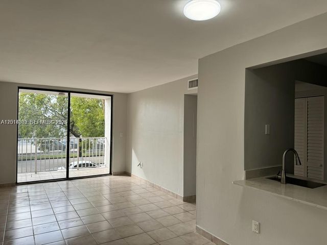 8185 NW 7th St 205, Miami, FL 33126