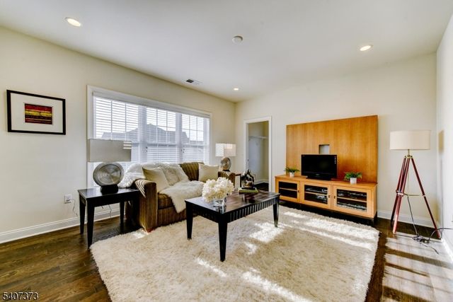 19 Donna Dr, Raritan Twp., NJ 08822