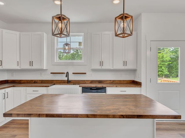 5800 Sanders rd, Lyles, TN 37098