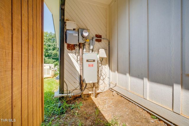 2071 Highway 421, Bristol, TN 37620