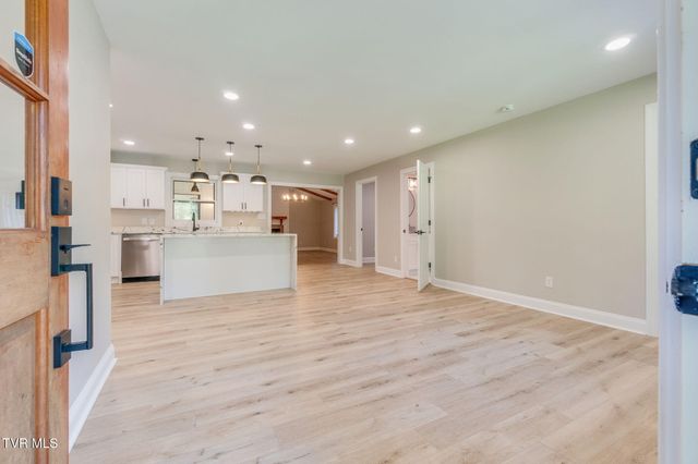 2071 Highway 421, Bristol, TN 37620
