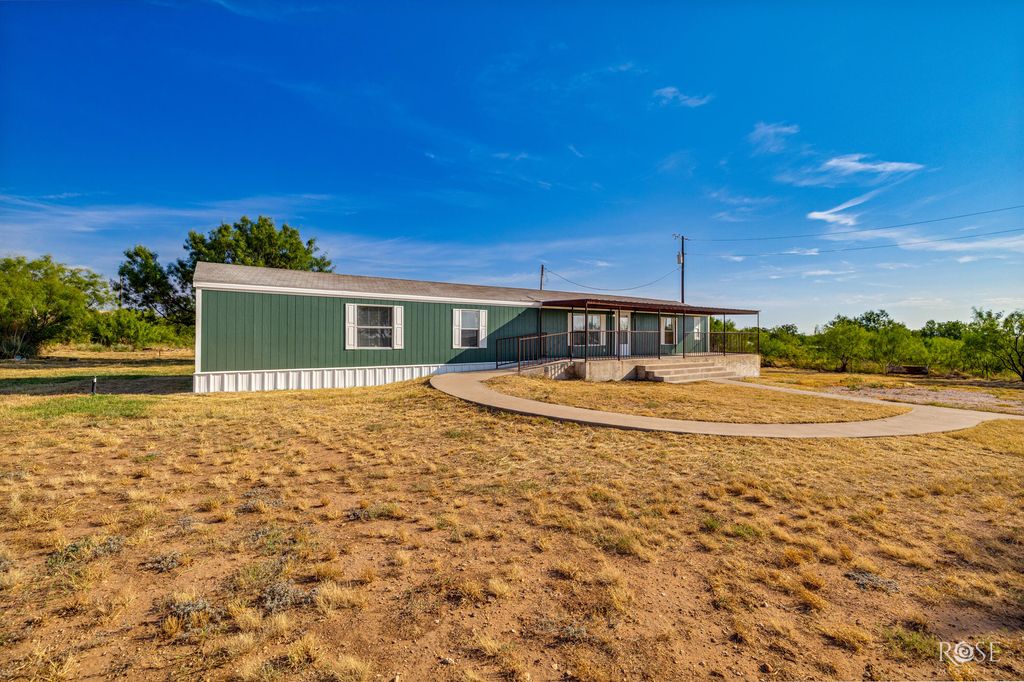 Image 2 of property listing at 2870 E Valley Drive, San Angelo, TX 76905