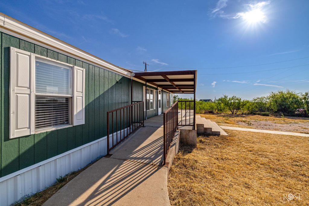 Image 3 of property listing at 2870 E Valley Drive, San Angelo, TX 76905