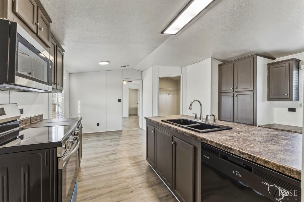 Image 7 of property listing at 2870 E Valley Drive, San Angelo, TX 76905