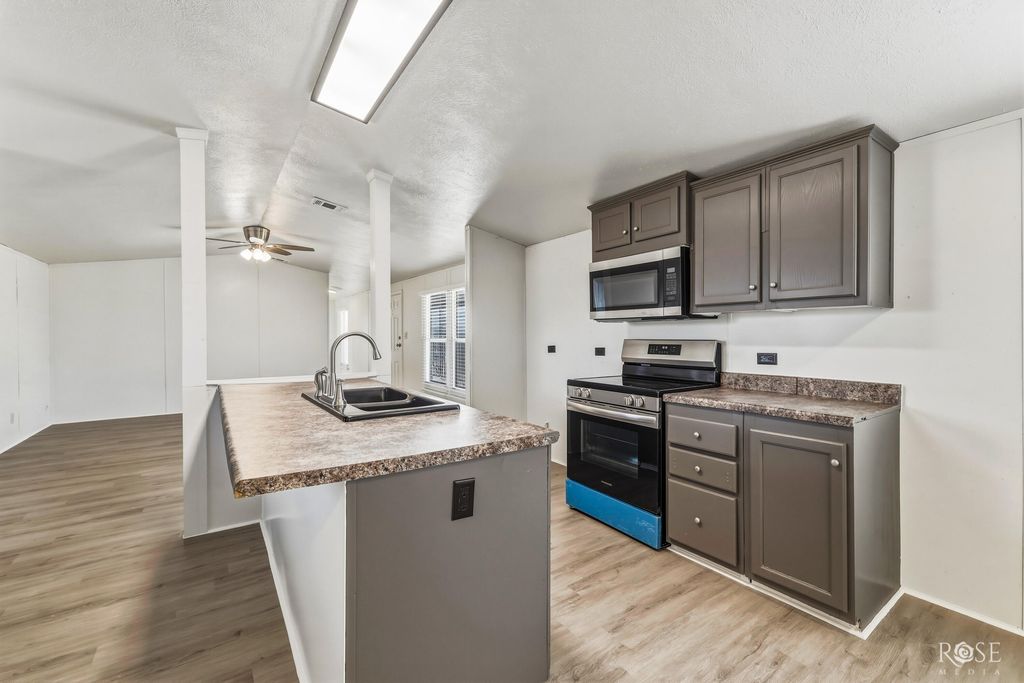 Image 8 of property listing at 2870 E Valley Drive, San Angelo, TX 76905