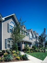 127 Overlook Drive 127, Farmingville, NY 11738