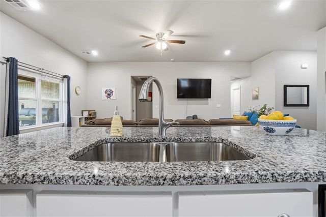 112 Elm Ave, Cache, OK 73527