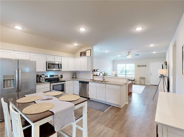 1066 E Sparrow Circle, Fayetteville, AR 72701