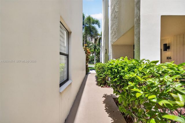 20300 W Country Club Dr 106-3, Aventura, FL 33180