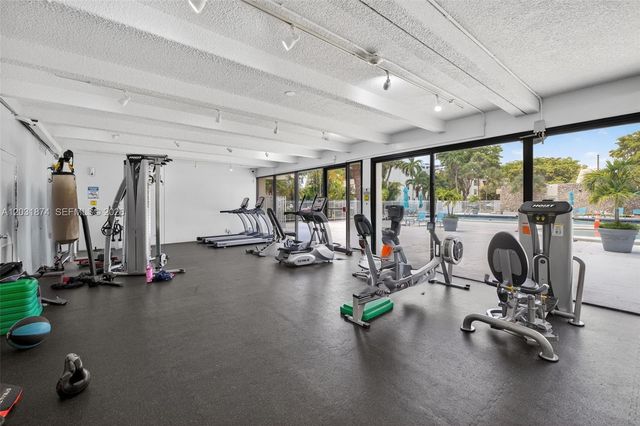20300 W Country Club Dr 106-3, Aventura, FL 33180