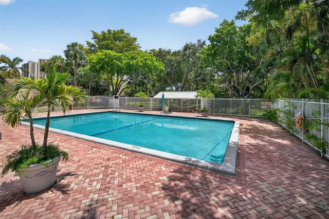 20300 W Country Club Dr 106-3, Aventura, FL 33180