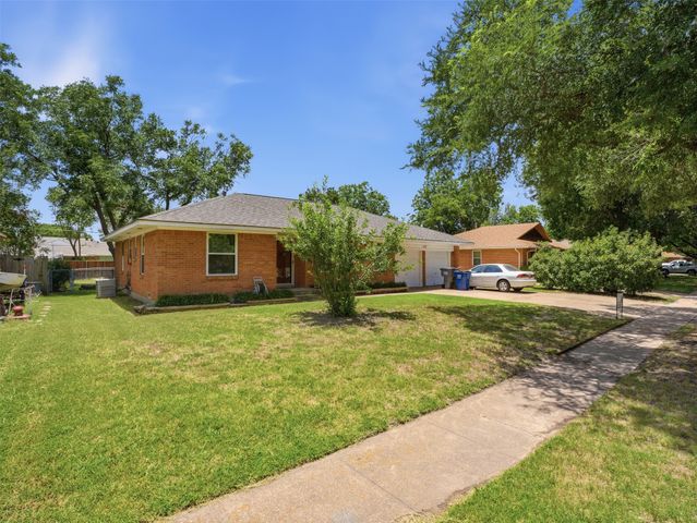 532 Lindenwood Drive, Lancaster, TX 75134