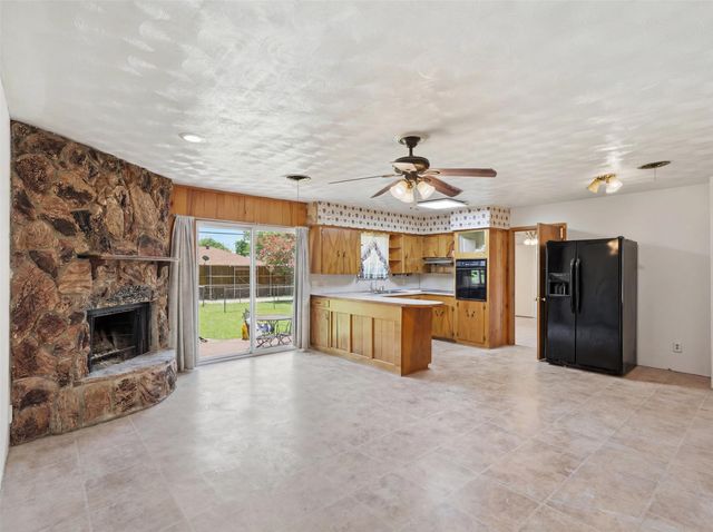 532 Lindenwood Drive, Lancaster, TX 75134