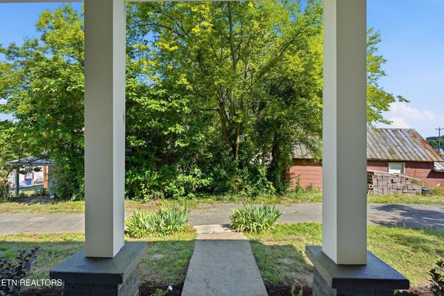 315 Poplar St, Lenoir City, TN 37771