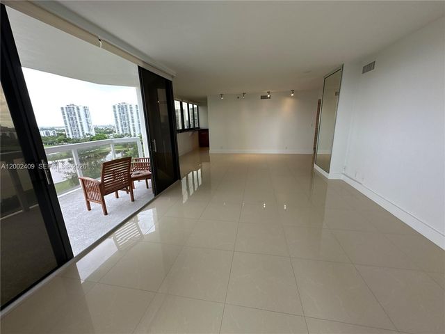 20185 E Country Club Drive 1105, Aventura, FL 33180
