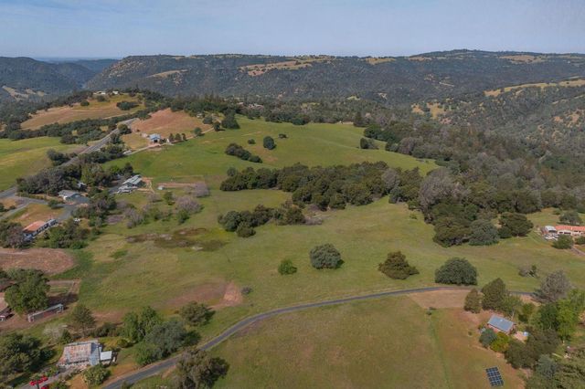 8999 Poverty Gulch Ct, Mokelumne Hill, CA 95245