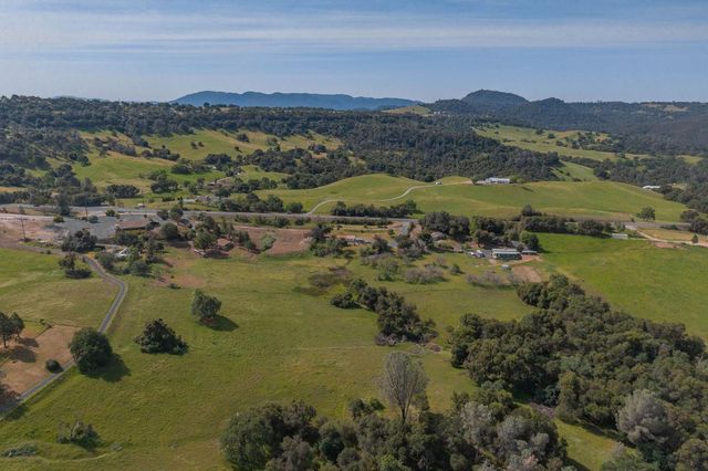 8999 Poverty Gulch Ct, Mokelumne Hill, CA 95245