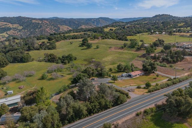 8999 Poverty Gulch Ct, Mokelumne Hill, CA 95245