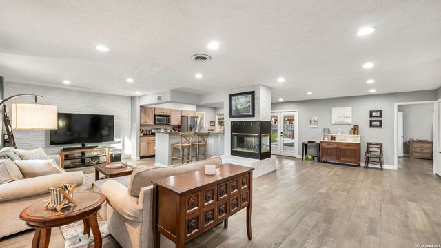 110 Canyon Creek Dr, San Antonio, TX 78232