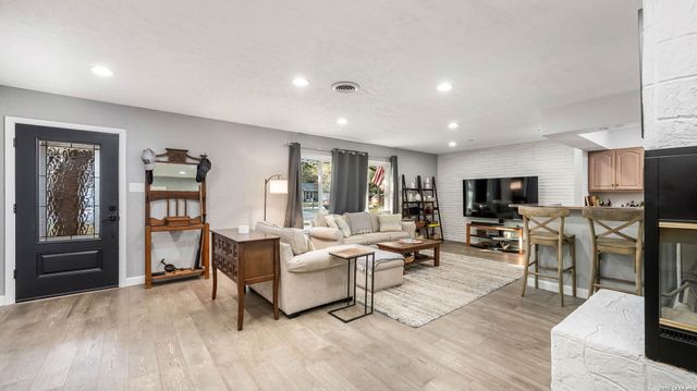 110 Canyon Creek Dr, San Antonio, TX 78232