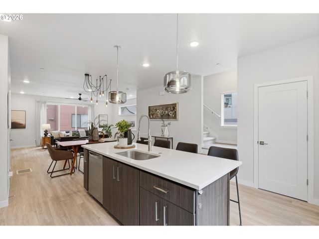 3098 Sw Pendleton Ct, Portland, OR 97239