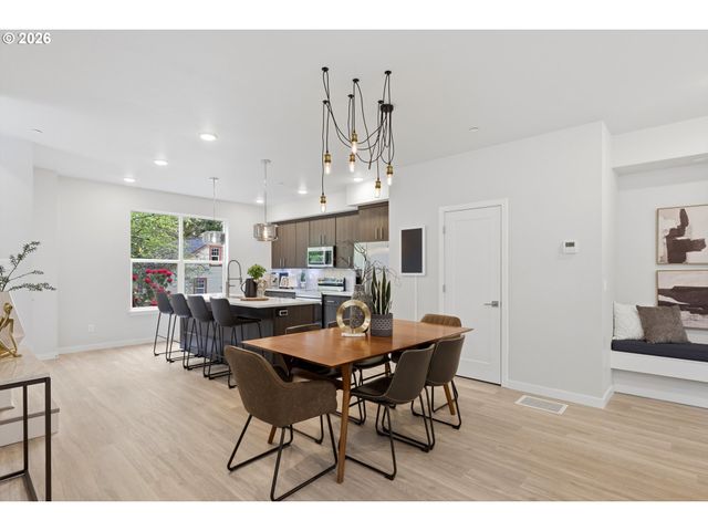 3098 Sw Pendleton Ct, Portland, OR 97239