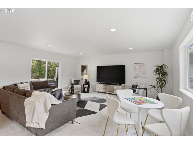 3098 Sw Pendleton Ct, Portland, OR 97239