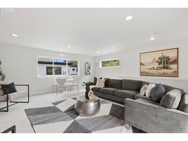 3098 Sw Pendleton Ct, Portland, OR 97239