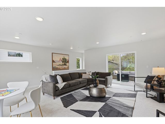 3098 Sw Pendleton Ct, Portland, OR 97239