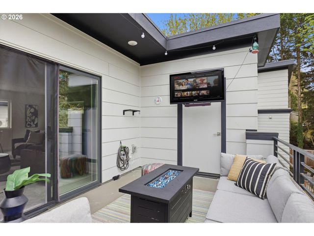 3098 Sw Pendleton Ct, Portland, OR 97239