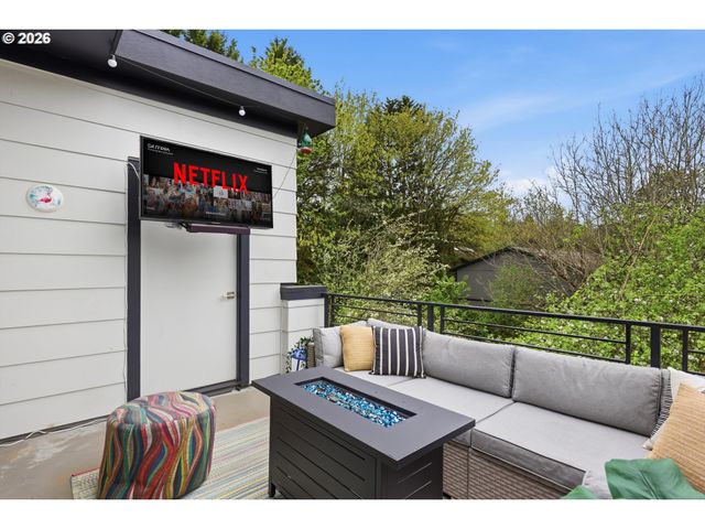 3098 Sw Pendleton Ct, Portland, OR 97239