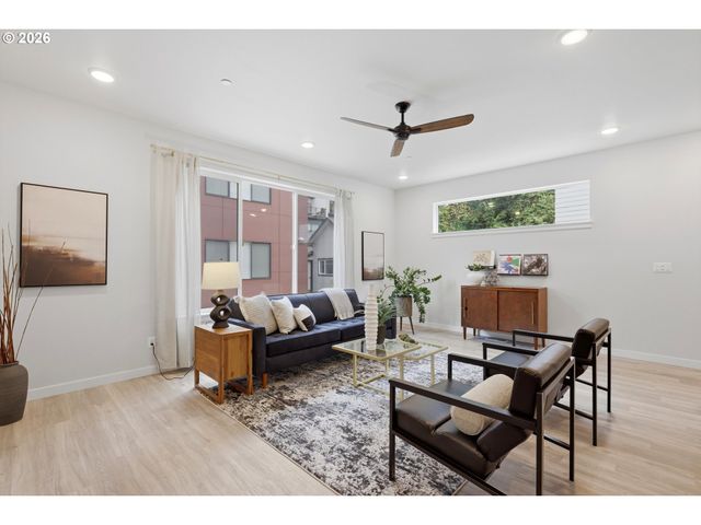 3098 Sw Pendleton Ct, Portland, OR 97239