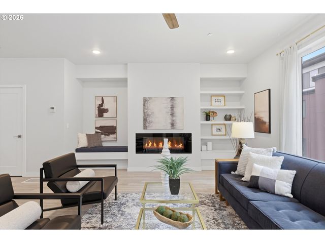 3098 Sw Pendleton Ct, Portland, OR 97239