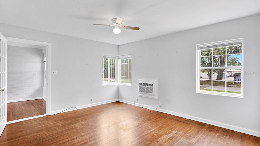 Image 4 of property listing at 1810 HILLCREST STREET, Orlando, FL 32803