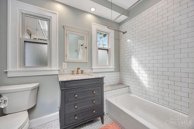 2913 Madison Road, Cincinnati, OH 45209