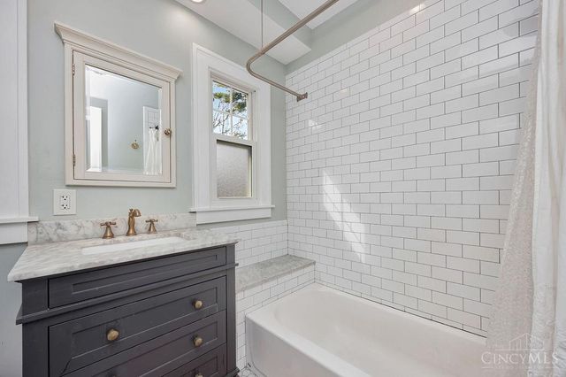 2913 Madison Road, Cincinnati, OH 45209