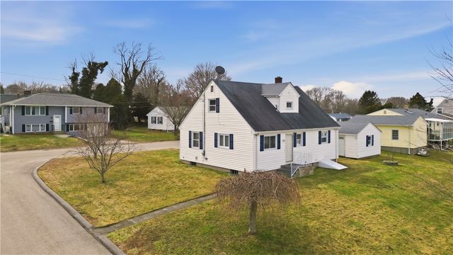 92 Bracket Avenue, Tiverton, RI 02878