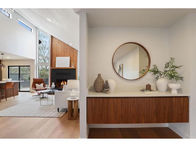 7104 Sw CHAPEL Ln, Portland, OR 97223