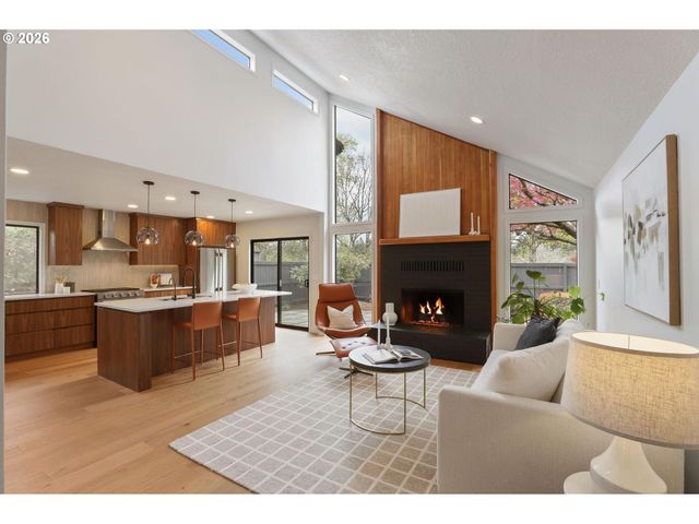 7104 Sw CHAPEL Ln, Portland, OR 97223