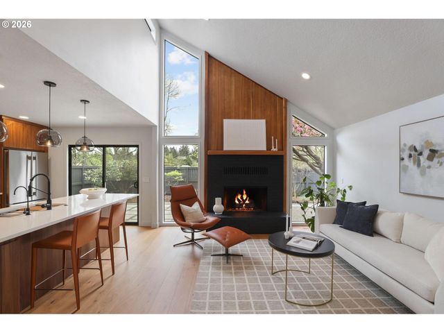 7104 Sw CHAPEL Ln, Portland, OR 97223