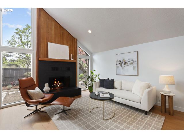 7104 Sw CHAPEL Ln, Portland, OR 97223