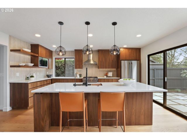 7104 Sw CHAPEL Ln, Portland, OR 97223