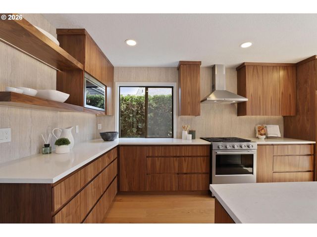 7104 Sw CHAPEL Ln, Portland, OR 97223