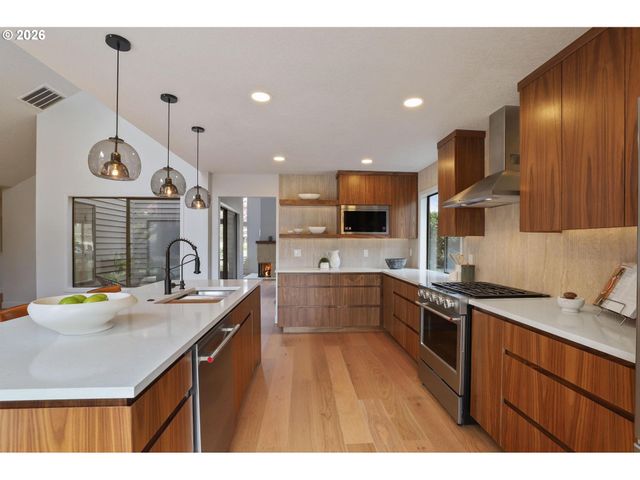 7104 Sw CHAPEL Ln, Portland, OR 97223